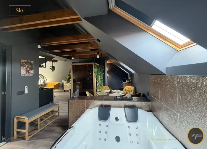 Greyhouse Apartments - Sky