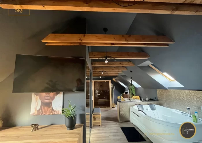 Greyhouse Apartments - Sky